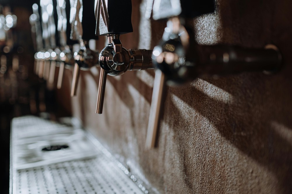 Крафтові методики виробництва – чому частина пивоварів залишає напій нефільтрованим