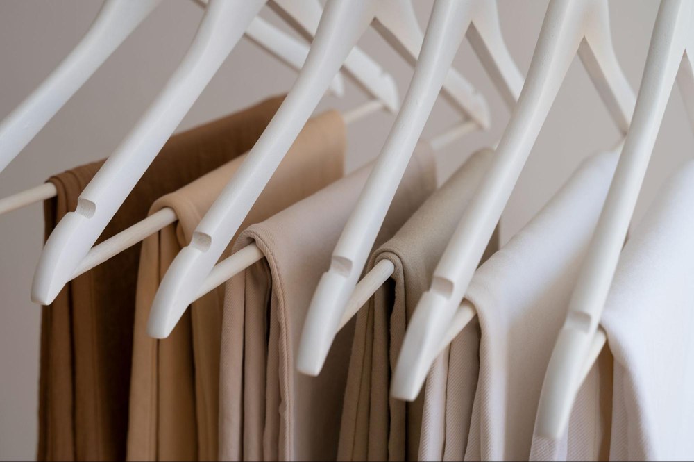 Плечики для вещей – виды и особенности выбора