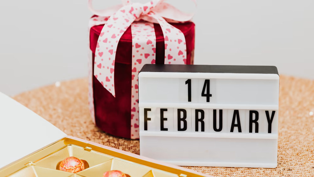 Как украсить комнату до 14 февраля: гирлянда из сердечек