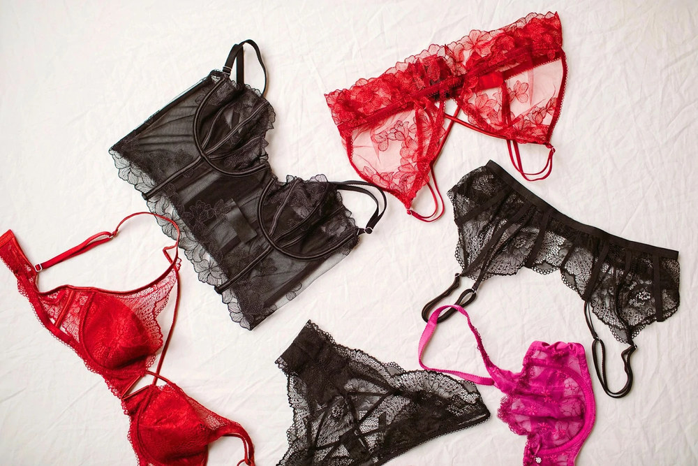 Магія червоного та мережива: як вибрати ідеальний комплект до 14 лютого