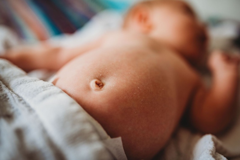 Що робити з дитячим пупком, який відпав: народні прикмети й забобони