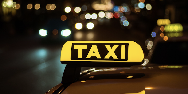 Таксі уві сні: до чого сниться замовляти, їхати або чекати авто