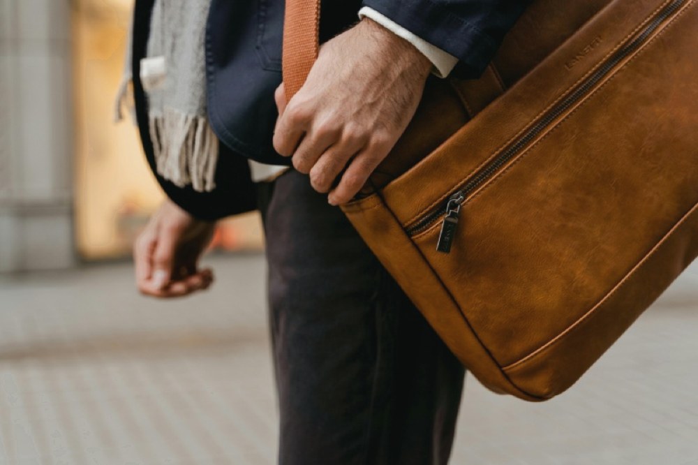 Як підбирати брендові чоловічі сумки під певний стиль